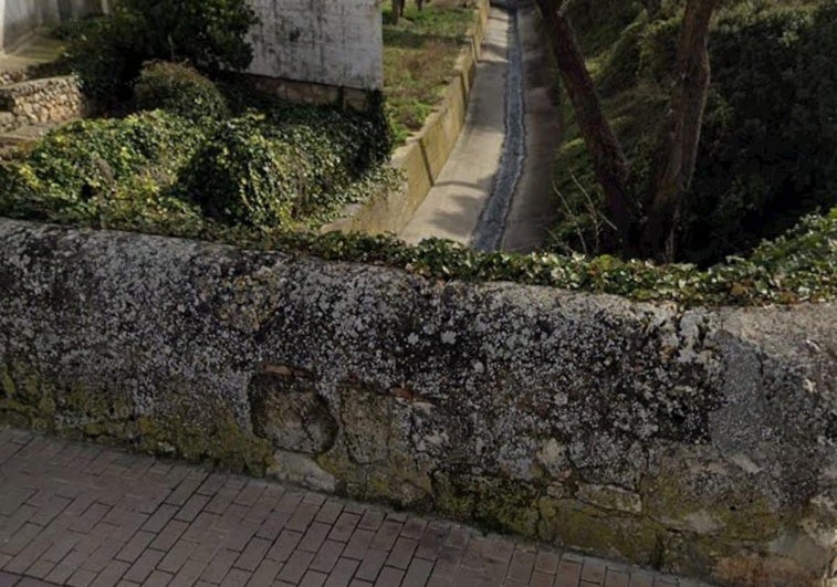 Herido grave tras caer de cabeza desde el Puente de la Villa en Dueñas